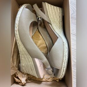 New with box Cole Haan Summer Khakis Leather Adelaide Mid-Wedge Size 8 Taupe